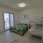 Flat A Stones Throw From The Centre Of