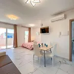 Апартаменти Flat A Stones Throw From The Centre Of *