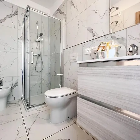 Flat A Stones Throw From The Centre Of *