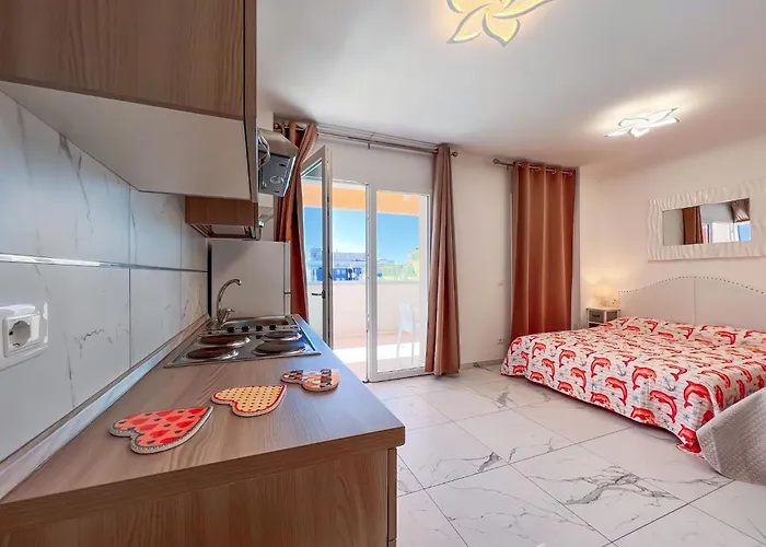 Апартаменти Flat A Stones Throw From The Centre Of